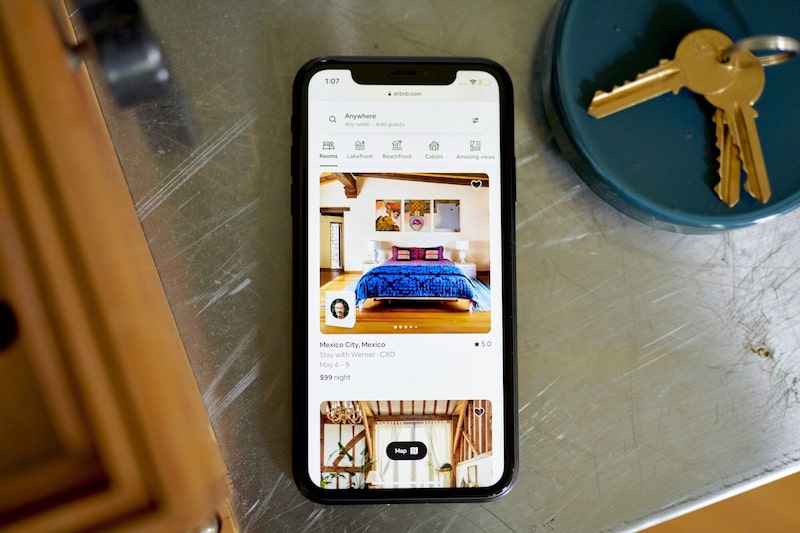 La página web de Airbnb en un smartphone, tomada en el distrito de Brooklyn, Nueva York, EE. UU., el viernes 5 de mayo de 2023. La página web de Airbnb en un smartphone, tomada en el distrito de Brooklyn, Nueva York, EE. UU., el viernes 5 de mayo de 2023.
