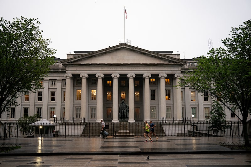 Os rendimentos continuam subindo apesar de o secretário do Tesouro, Scott Bessent, ter tomado a medida incomum de ampliar as recompras de títulos de prazo mais longo (Foto: Al Drago/Bloomberg) Os rendimentos continuam subindo apesar de o secretário do Tesouro, Scott Bessent, ter tomado a medida incomum de ampliar as recompras de títulos de prazo mais longo (Foto: Al Drago/Bloomberg)