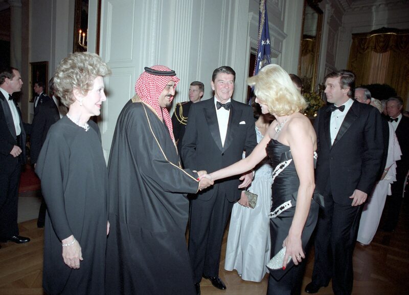 Ivana y Donald Trump en la recepción durante la cena de Estado para el Rey Fahd de Arabia Saudita con el presidente de EE.UU. Ronald Reagan y la primera dama, Nancy Reagan. Crédito: Michael Evans/Wikimedia Ivana y Donald Trump en la recepción durante la cena de Estado para el Rey Fahd de Arabia Saudita con el presidente de EE.UU. Ronald Reagan y la primera dama, Nancy Reagan. Crédito: Michael Evans/Wikimedia
