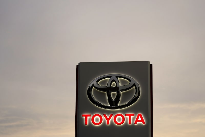 La señalización de Toyota Motor Co. se muestra fuera de un concesionario al atardecer en Tokio, Japón, el domingo 10 de mayo de 2020. Los fabricantes y proveedores de automóviles de todo el mundo están en camino de conseguir al menos US$100.000 millones de financiación bancaria, mientras la pandemia de coronavirus golpea las ventas de coches. Fotógrafo: Toru Hanai/Bloomberg La señalización de Toyota Motor Co. se muestra fuera de un concesionario al atardecer en Tokio, Japón, el domingo 10 de mayo de 2020. Los fabricantes y proveedores de automóviles de todo el mundo están en camino de conseguir al menos US$100.000 millones de financiación bancaria, mientras la pandemia de coronavirus golpea las ventas de coches. Fotógrafo: Toru Hanai/Bloomberg