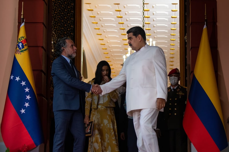 Nicolás Maduro, presidente de Venezuela, a la derecha, estrecha la mano de Armando Benedetti, embajador de Colombia en Venezuela, tras una reunión en el Palacio de Miraflores en Caracas, Venezuela, el lunes 29 de agosto de 2022. Nicolás Maduro, presidente de Venezuela, a la derecha, estrecha la mano de Armando Benedetti, embajador de Colombia en Venezuela, tras una reunión en el Palacio de Miraflores en Caracas, Venezuela, el lunes 29 de agosto de 2022.