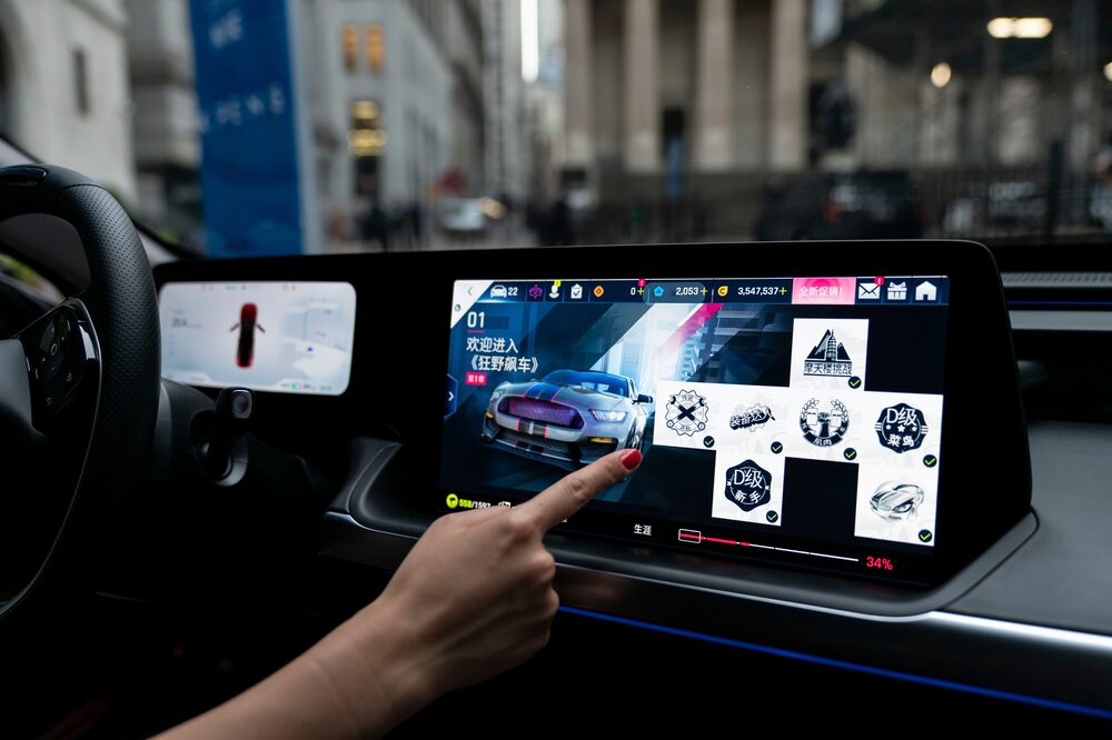 Um videogame na tela de toque em um veículo elétrico Xpeng P7.Fonte: Jeenah Moon / Bloomberg Um videogame na tela de toque em um veículo elétrico Xpeng P7.Fonte: Jeenah Moon / Bloomberg
