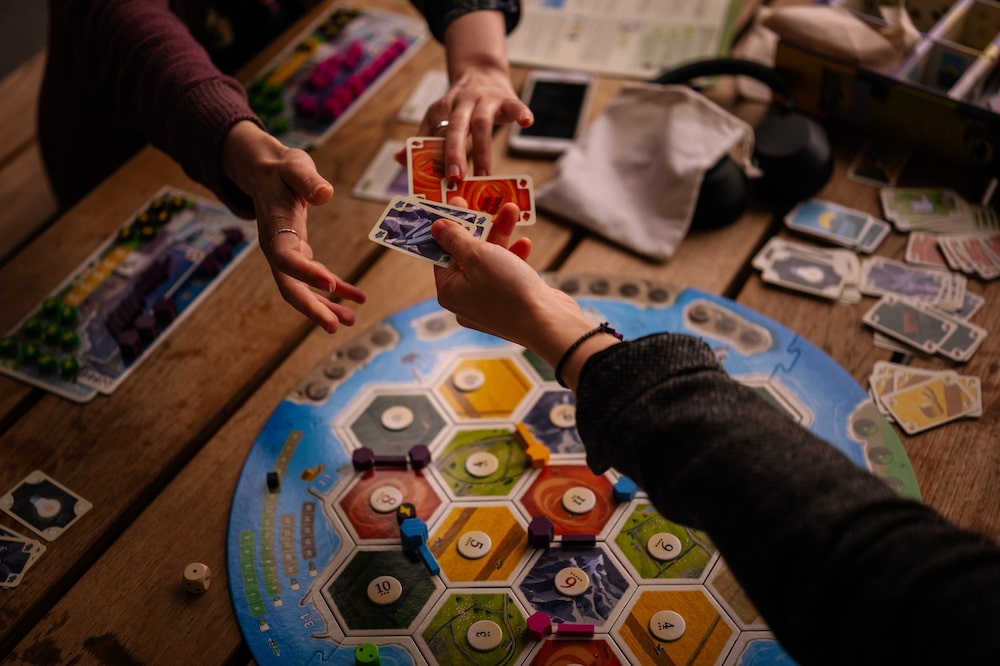 Gente jugando a Catan: Nuevas Energías.Fotógrafo: Jose Sarmento Matos/Bloomberg Gente jugando a Catan: Nuevas Energías.Fotógrafo: Jose Sarmento Matos/Bloomberg