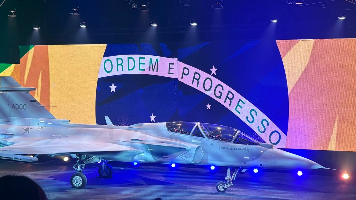 Apresentação do Gripen F, caça biposto desenvolvido com participação brasileira, em Linköping (Suécia) (Foto: Naiara Albuquerque/Bloomberg Línea)