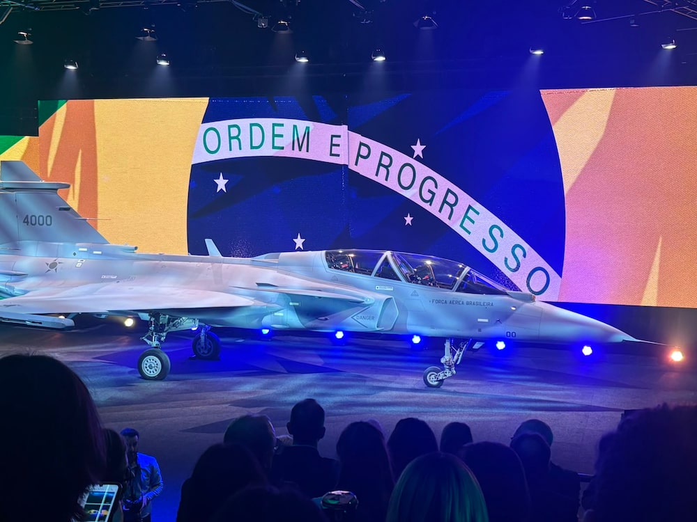 Saab apresenta Gripen F, caça biposto desenvolvido com participação brasileira Saab apresenta Gripen F, caça biposto desenvolvido com participação brasileira