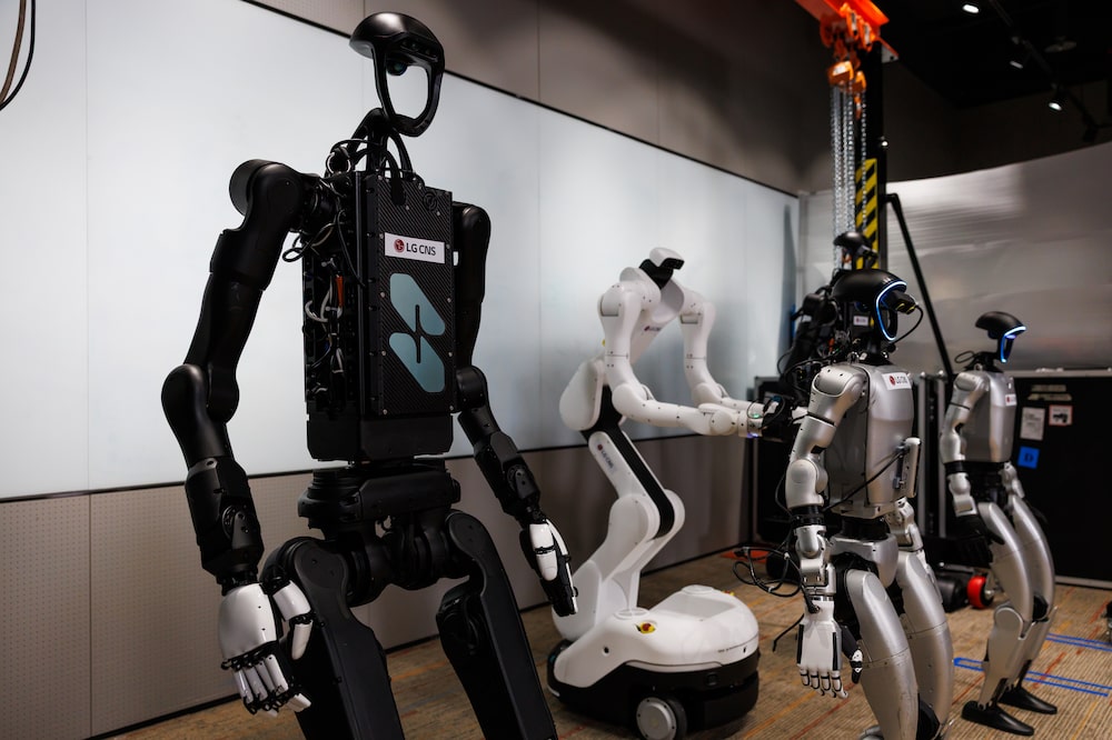 LG CNS Research Robot and CEO Hyun Shin-gyoon Interview LG CNS Research Robot and CEO Hyun Shin-gyoon Interview