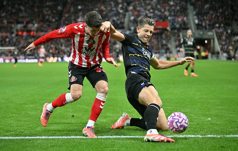 Futebo britânico construiu um círculo exclusivo de bancos e credores especializados que têm acesso privilegiado aos clubes, incluindo nomes como HSBC, Barclays e Banco Santander Futebo britânico construiu um círculo exclusivo de bancos e credores especializados que têm acesso privilegiado aos clubes, incluindo nomes como HSBC, Barclays e Banco Santander