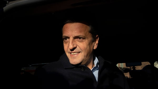 Massa dijo a los empresarios que con Milei viene “la destrucción de su propio capital” Massa dijo a los empresarios que con Milei viene “la destrucción de su propio capital”