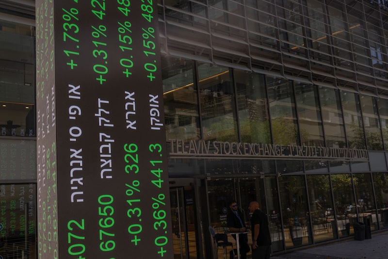 Un tótem electrónico que muestra las acciones israelíes al alza en el edificio de la Bolsa de Tel Aviv, en Tel Aviv, Israel, el miércoles 25 de junio de 2025. Un tótem electrónico que muestra las acciones israelíes al alza en el edificio de la Bolsa de Tel Aviv, en Tel Aviv, Israel, el miércoles 25 de junio de 2025.