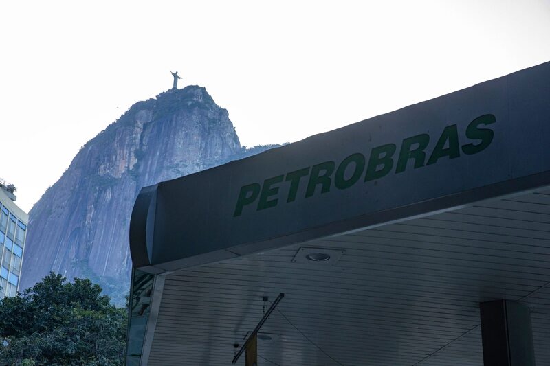 Analista do BB Investimentos diz que gigantes do setor de petróleo e gás estão investindo na transição energética, mas que a Petrobras ainda tem uma presença menor na área Analista do BB Investimentos diz que gigantes do setor de petróleo e gás estão investindo na transição energética, mas que a Petrobras ainda tem uma presença menor na área