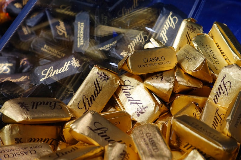 Ações da empresa acumulam queda de 15% no trimestre, à medida que consumidores mostram maior resistência aos preços mais altos do chocolate Ações da empresa acumulam queda de 15% no trimestre, à medida que consumidores mostram maior resistência aos preços mais altos do chocolate