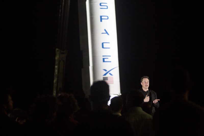 Elon Musk durante una conferencia dando detalles de los lanzamientos de la nave Starship. Elon Musk durante una conferencia dando detalles de los lanzamientos de la nave Starship.