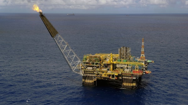 Petrobras mantém plataforma P-52 parada há nove meses e sem previsão de retomada Petrobras mantém plataforma P-52 parada há nove meses e sem previsão de retomada
