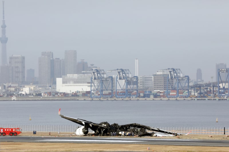 Los restos del vuelo 516 de Japan Airlines en el aeropuerto de Haneda, Tokio, el 3 de enero Los restos del vuelo 516 de Japan Airlines en el aeropuerto de Haneda, Tokio, el 3 de enero