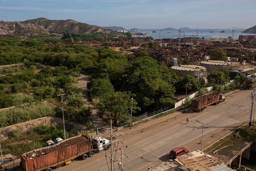 Caminhões cheios de sucata fora da fábrica Corpoez em Guanta. Caminhões cheios de sucata fora da fábrica Corpoez em Guanta.