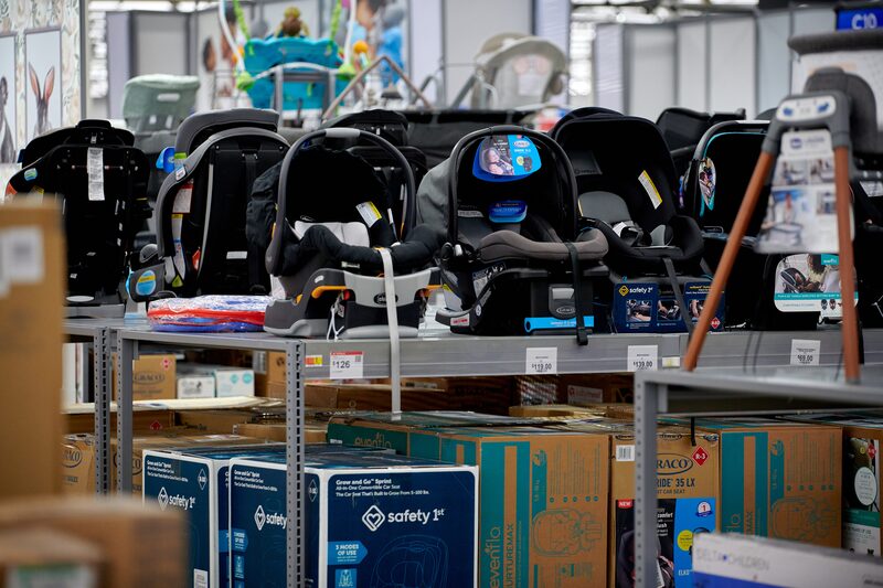 Estadounidenses compran artículos usados para bebés debido al alza en los precios por aranceles. Estadounidenses compran artículos usados para bebés debido al alza en los precios por aranceles.