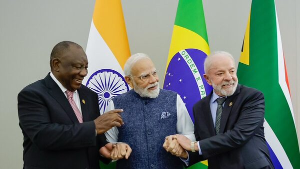 Ataques de Trump aproximam Índia, Brasil e África do Sul, que buscam reagir a tarifas Ataques de Trump aproximam Índia, Brasil e África do Sul, que buscam reagir a tarifas