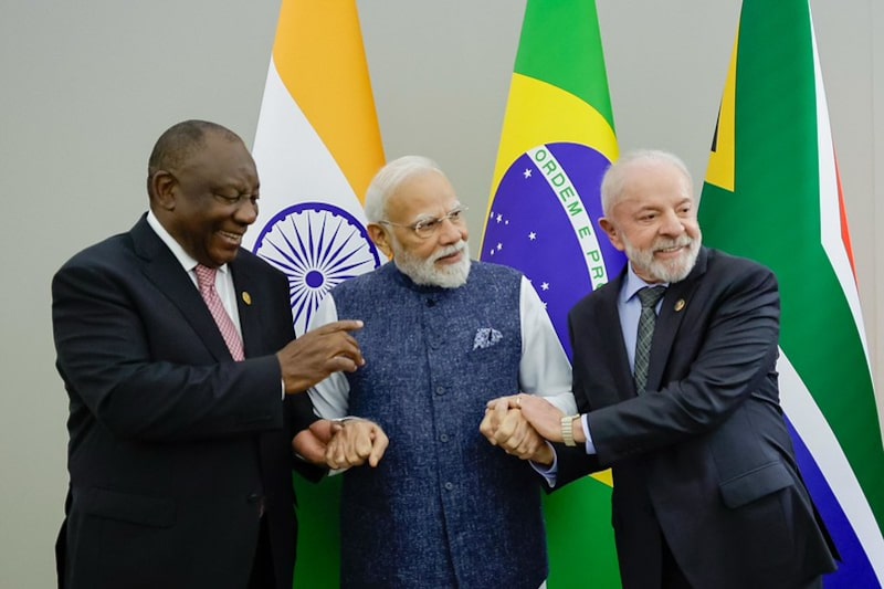 Foto Oficial da Cúpula do IBAS
Presidente da República Luiz Inácio Lula da Silva, durante a Foto Oficial da Cúpula do IBAS. Fórum trilateral de diálogo e cooperação entre Índia, Brasil e África do Sul.
Na foto: o presidente da África do Sul, Cyril Ramaphosa, e o Primeiro-ministro da Índia,
Narendra Modi.
Joanesburgo / África do Sul
Foto: Ricardo Stuckert / PR Foto Oficial da Cúpula do IBAS
Presidente da República Luiz Inácio Lula da Silva, durante a Foto Oficial da Cúpula do IBAS. Fórum trilateral de diálogo e cooperação entre Índia, Brasil e África do Sul.
Na foto: o presidente da África do Sul, Cyril Ramaphosa, e o Primeiro-ministro da Índia,
Narendra Modi.
Joanesburgo / África do Sul
Foto: Ricardo Stuckert / PR
