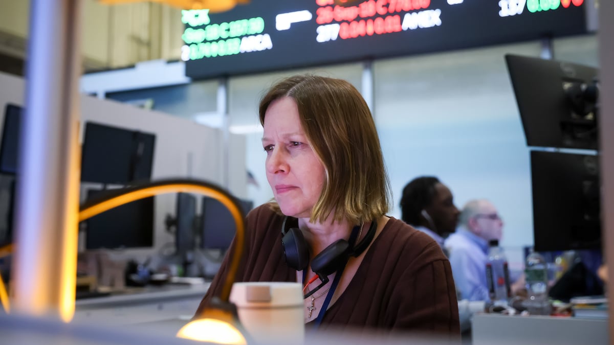 Operadores trabajan tras una reunión del Comité Federal de Mercado Abierto (FOMC) en el parqué de la American Stock Exchange.