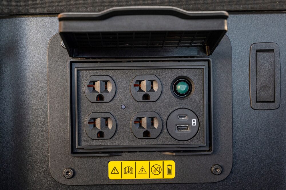 Tomas de corriente y puertos de carga en el interior del maletero de una camioneta Ford Lightning F-150 durante un evento para los medios de comunicación en Santa Rosa, California, Estados Unidos, el viernes 20 de mayo de 2022. Tomas de corriente y puertos de carga en el interior del maletero de una camioneta Ford Lightning F-150 durante un evento para los medios de comunicación en Santa Rosa, California, Estados Unidos, el viernes 20 de mayo de 2022.