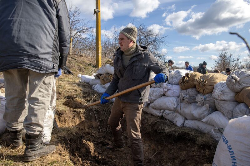 Aldeanos llenan sacos de tierra mientras preparan fortificaciones contra el ejército ruso en una carretera entre Kaharlyk y Zhytomyr, en el suroeste de Ucrania, el sábado 26 de febrero de 2022. Aldeanos llenan sacos de tierra mientras preparan fortificaciones contra el ejército ruso en una carretera entre Kaharlyk y Zhytomyr, en el suroeste de Ucrania, el sábado 26 de febrero de 2022.