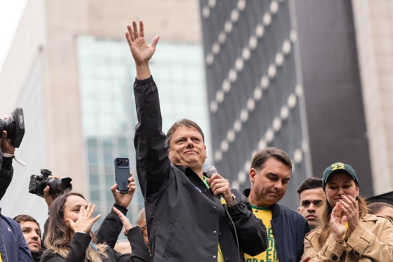 Tarcisio de Freitas, governor for the state of Sao Paulo, center left, and Flavio Bolsonaro, Brazilian presidential candidate, center right, during an Independence Day campaign rally in Sao Paulo, Brazil, on Monday, Sept. 7, 2026. Bolsonaro pulled even with President Luiz Inacio Lula da Silva in a new poll as the right-wing senator seizes on turmoil at Brazil's Supreme Court to rally conservative voters. Photographer: Maira Erlich/Bloomberg Tarcisio de Freitas, governor for the state of Sao Paulo, center left, and Flavio Bolsonaro, Brazilian presidential candidate, center right, during an Independence Day campaign rally in Sao Paulo, Brazil, on Monday, Sept. 7, 2026. Bolsonaro pulled even with President Luiz Inacio Lula da Silva in a new poll as the right-wing senator seizes on turmoil at Brazil's Supreme Court to rally conservative voters. Photographer: Maira Erlich/Bloomberg