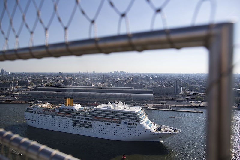 Navio de cruzeiro em Amsterdã, capital holandesa Navio de cruzeiro em Amsterdã, capital holandesa