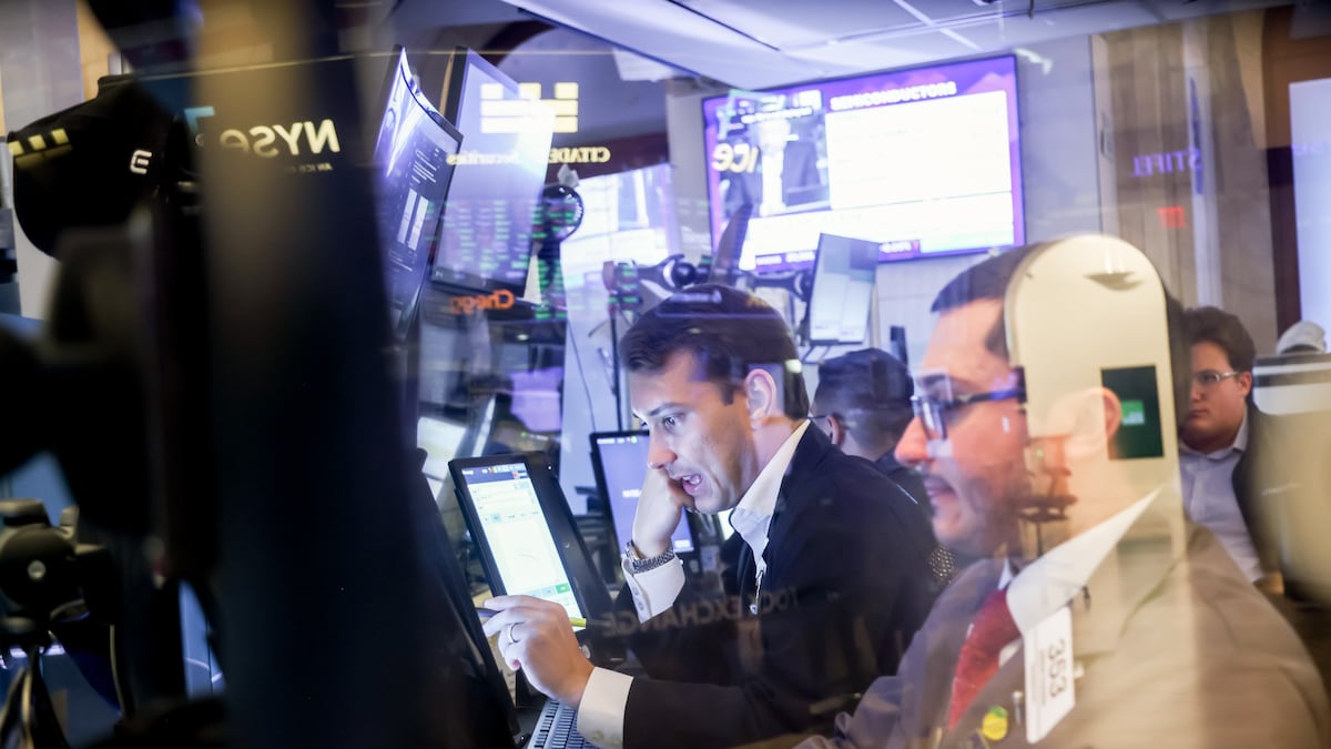Wall Street cae con los rendimientos de los bonos en máximos de 2007 y el petróleo al alza