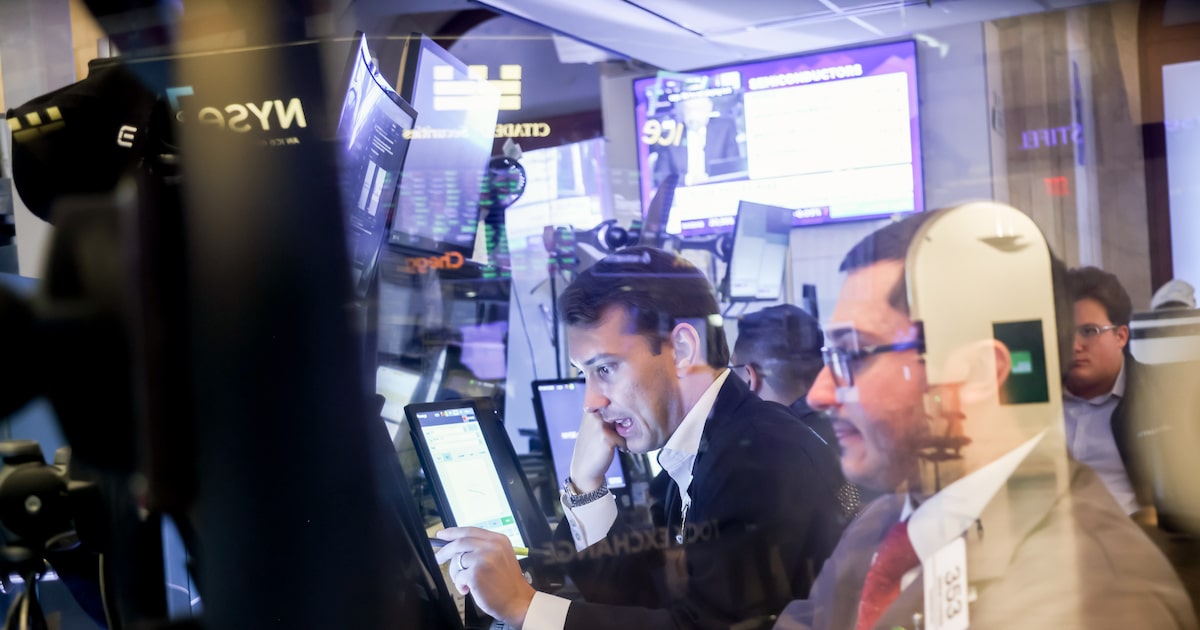 Acciones norteamericanas caen por alza de tasas y petróleo