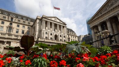 Banco da Inglaterra faz maior alta de juros desde 1995 e prevê longa recessão Banco da Inglaterra faz maior alta de juros desde 1995 e prevê longa recessão