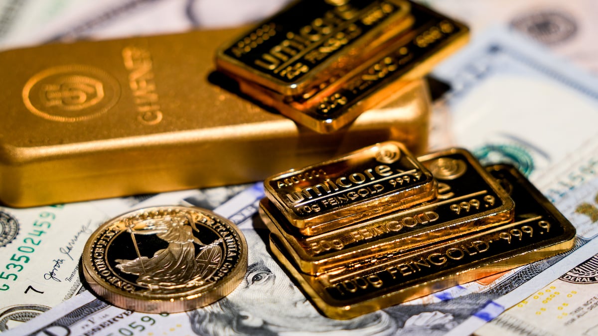 ¿Qué es el 'debasement trade' y por qué impulsa al oro y al bitcoin y golpea al dólar?