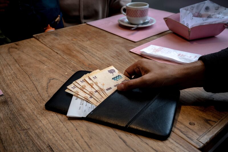 Uso de cédulas de peso argentino está em declínio, com pagamentos em dinheiro representando apenas 17% das compras nos supermercados (Foto: Patrick Gillespie/Bloomberg) Uso de cédulas de peso argentino está em declínio, com pagamentos em dinheiro representando apenas 17% das compras nos supermercados (Foto: Patrick Gillespie/Bloomberg)