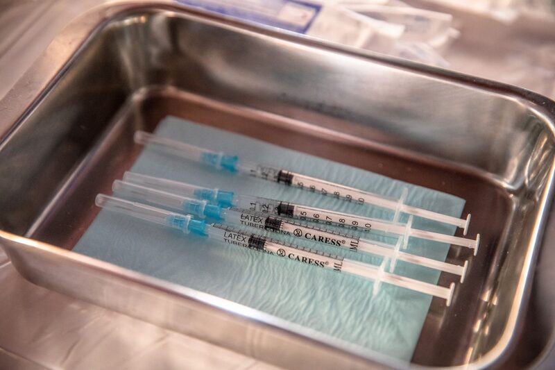 Países com amplo estoque de vacinas avalia se deve alocar doses de reforço para aumentar a imunidade e potencialmente ajudar a impedir a propagação da variante delta, que é mais transmissível Países com amplo estoque de vacinas avalia se deve alocar doses de reforço para aumentar a imunidade e potencialmente ajudar a impedir a propagação da variante delta, que é mais transmissível