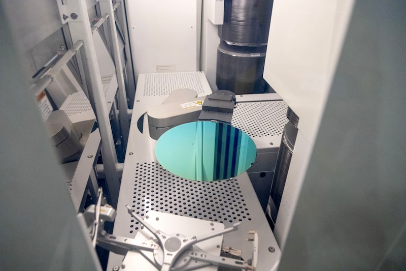 Una máquina clasifica obleas de silicio en la sede de Micron Technology Inc. en Boise, Idaho. Fotógrafo: Kyle Green/Bloomberg. Una máquina clasifica obleas de silicio en la sede de Micron Technology Inc. en Boise, Idaho. Fotógrafo: Kyle Green/Bloomberg.