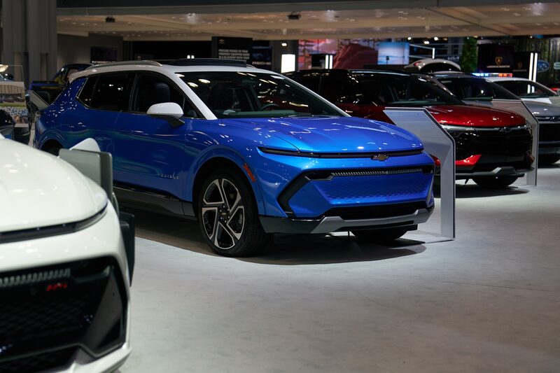 Un Chevrolet Equinox EV 2025, en el centro, durante el Salón Internacional del Automóvil de Nueva York en abril. Fotografía: Bing Guan/Bloomberg Un Chevrolet Equinox EV 2025, en el centro, durante el Salón Internacional del Automóvil de Nueva York en abril. Fotografía: Bing Guan/Bloomberg