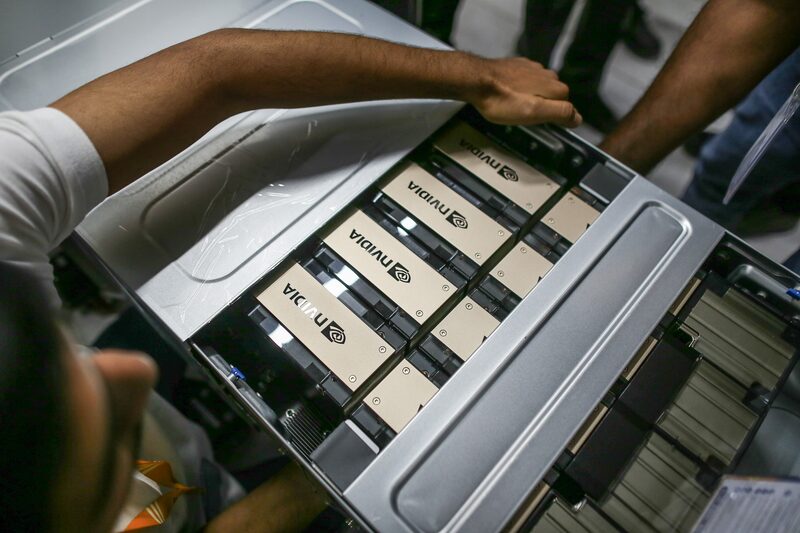 Un técnico desempaqueta un servidor NVIDIA HGX H100. Un técnico desempaqueta un servidor NVIDIA HGX H100.