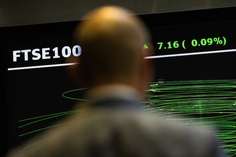 FTSE 100 supera los 10.000 puntos por primera vez tras cerrar su mejor año desde 2009 FTSE 100 supera los 10.000 puntos por primera vez tras cerrar su mejor año desde 2009