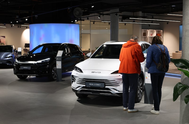 Clientes observan vehículos eléctricos en un concesionario, en medio del aumento de la demanda impulsado por el alza de los precios del combustible. Clientes observan vehículos eléctricos en un concesionario, en medio del aumento de la demanda impulsado por el alza de los precios del combustible.