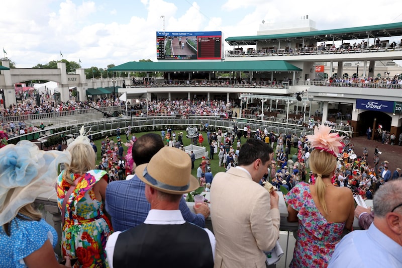 Vista general del hipódromo Churchill Downs durante el Kentucky Derby, con alta asistencia de público en gradas y zonas comunes. Vista general del hipódromo Churchill Downs durante el Kentucky Derby, con alta asistencia de público en gradas y zonas comunes.