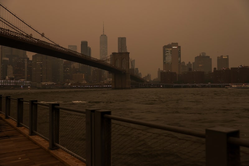 El humo de los incendios forestales en Canadá cubre el puente de Brooklyn y el horizonte de Manhattan en Nueva York el 15 de julio. El humo de los incendios forestales en Canadá cubre el puente de Brooklyn y el horizonte de Manhattan en Nueva York el 15 de julio.