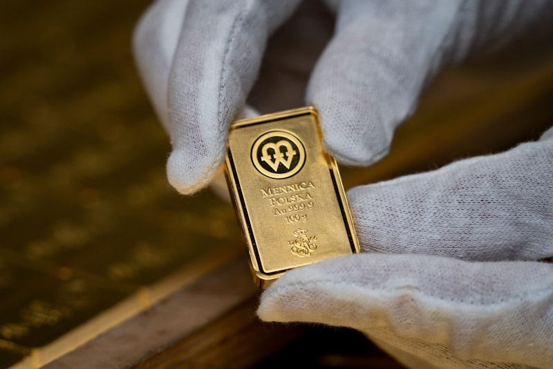 Un lingote de oro de 100 gramos acuñado en la casa de la moneda de Polonia. Un lingote de oro de 100 gramos acuñado en la casa de la moneda de Polonia.