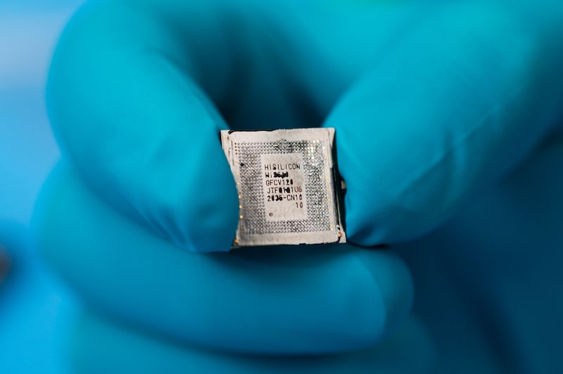 Un chip Kirin 9000s fabricado en China por Semiconductor Manufacturing International Corp. (SMIC), extraído de un teléfono inteligente plegable Huawei Mate X5, en Ottawa, Ontario (Canadá), el martes 19 de septiembre de 2023. Un chip Kirin 9000s fabricado en China por Semiconductor Manufacturing International Corp. (SMIC), extraído de un teléfono inteligente plegable Huawei Mate X5, en Ottawa, Ontario (Canadá), el martes 19 de septiembre de 2023.
