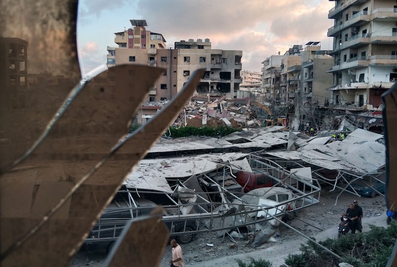 Um prédio destruído por um ataque aéreo israelense é visto através de uma janela estilhaçada do Hospital Jabal Amel, na cidade portuária de Tiro, no sul do Líbano, na segunda-feira, 1º de junho de 2026. (Foto: AP) Um prédio destruído por um ataque aéreo israelense é visto através de uma janela estilhaçada do Hospital Jabal Amel, na cidade portuária de Tiro, no sul do Líbano, na segunda-feira, 1º de junho de 2026. (Foto: AP)
