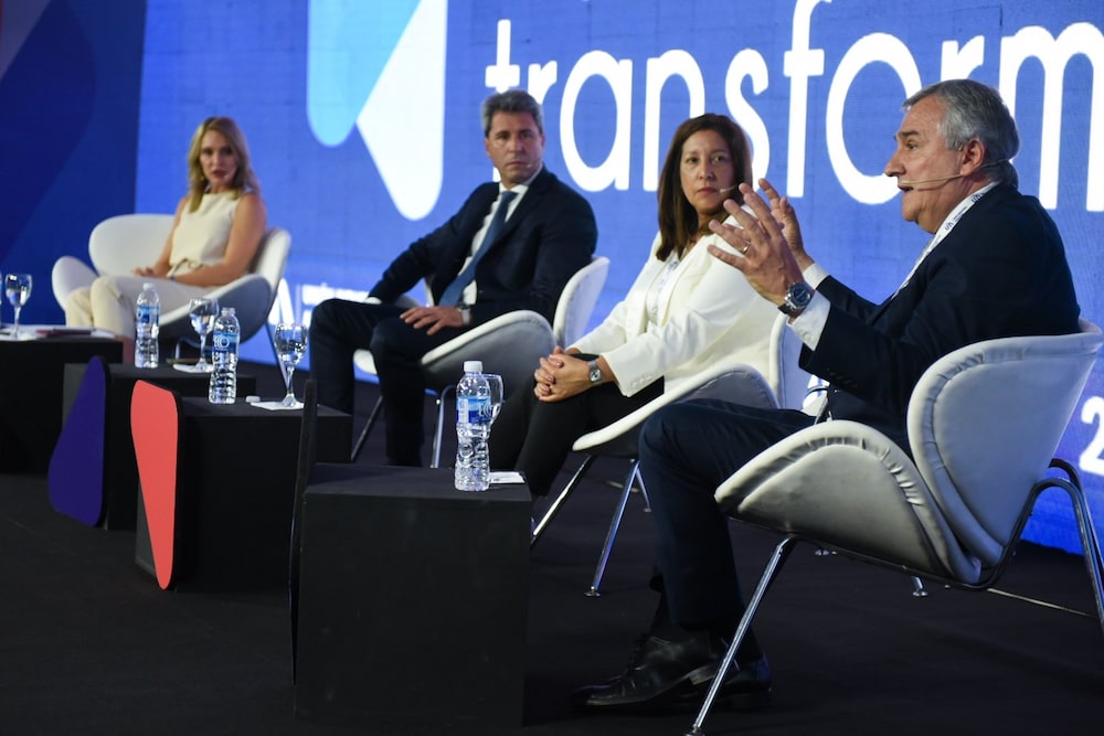 En la conferencia de la UIA, acompañado por sus pares de San Juan (Sergio Uñac) y Río Negro (Arabela Carreras) En la conferencia de la UIA, acompañado por sus pares de San Juan (Sergio Uñac) y Río Negro (Arabela Carreras)
