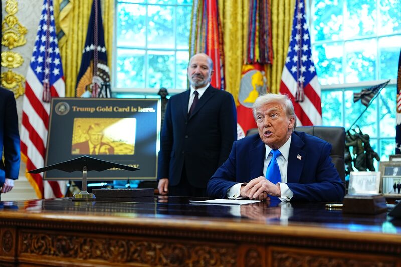 Donald Trump exibe o 'Trump Gold Card', concedido pelo governo dos EUA pelo preço de US$ 1 milhão e que permite a residência no país Donald Trump exibe o 'Trump Gold Card', concedido pelo governo dos EUA pelo preço de US$ 1 milhão e que permite a residência no país