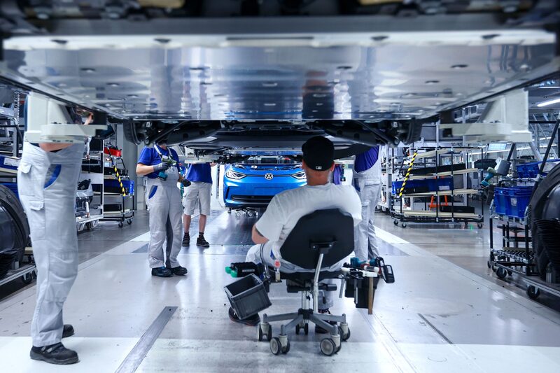 La producción descendió un 0,8% respecto a junio, encabezada por los bienes de equipo y de consumo, según la oficina de estadística de Wiesbaden. La producción descendió un 0,8% respecto a junio, encabezada por los bienes de equipo y de consumo, según la oficina de estadística de Wiesbaden.