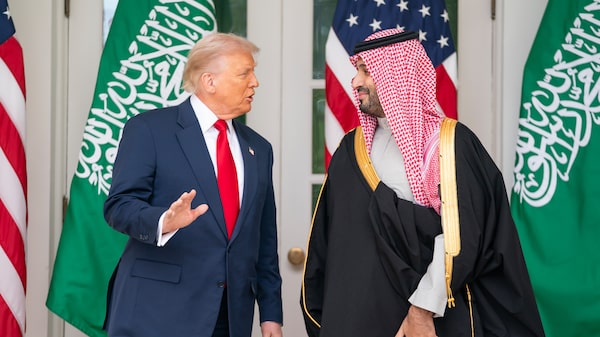 Trump recibe al príncipe heredero saudí con honores y le da beneficios “desproporcionados” Trump recibe al príncipe heredero saudí con honores y le da beneficios “desproporcionados”