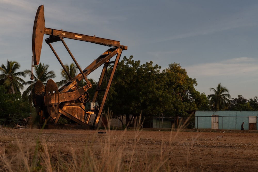Una bomba de extracción de petróleo oxidada en la orilla del lago de Maracaibo, en Cabimas, Venezuela. Una bomba de extracción de petróleo oxidada en la orilla del lago de Maracaibo, en Cabimas, Venezuela.