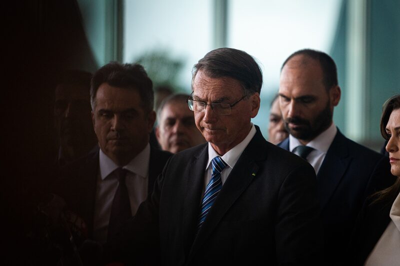 Presidente Jair Bolsonaro em pronunciamento na tarde desta terça-feira (1º) ao lado de seus ministros e do filho Eduardo (à direita) Presidente Jair Bolsonaro em pronunciamento na tarde desta terça-feira (1º) ao lado de seus ministros e do filho Eduardo (à direita)