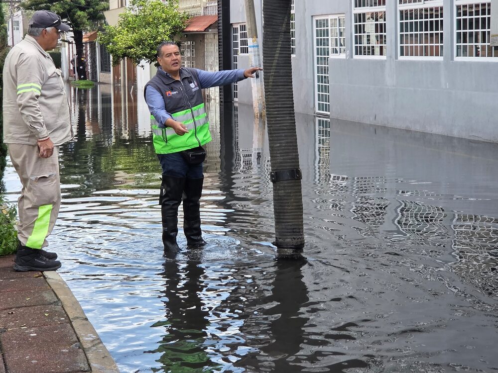 supervisa trabajos de apoyo a vecinos de las calles 1517 y Av. 412, San Juan de Aragón en la alcaldía Gustavo A. Madero, afectados por las lluvias registradas la madrugada de este martes. supervisa trabajos de apoyo a vecinos de las calles 1517 y Av. 412, San Juan de Aragón en la alcaldía Gustavo A. Madero, afectados por las lluvias registradas la madrugada de este martes.